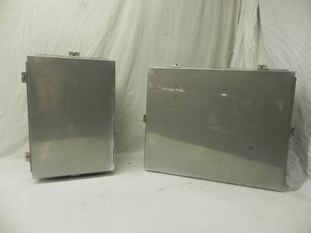 STAINLESS STEEL ENCLOSURE WITH CLOSING TABS