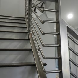 STAINLESS STEEL HANDRAIL WITH NO CORNER POST