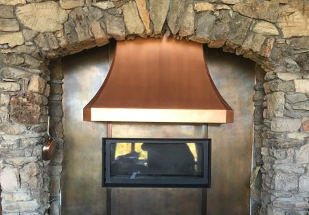 COPPER KITCHEN HOOD WITH BRASS PATINA FINISH BACKSPLASH